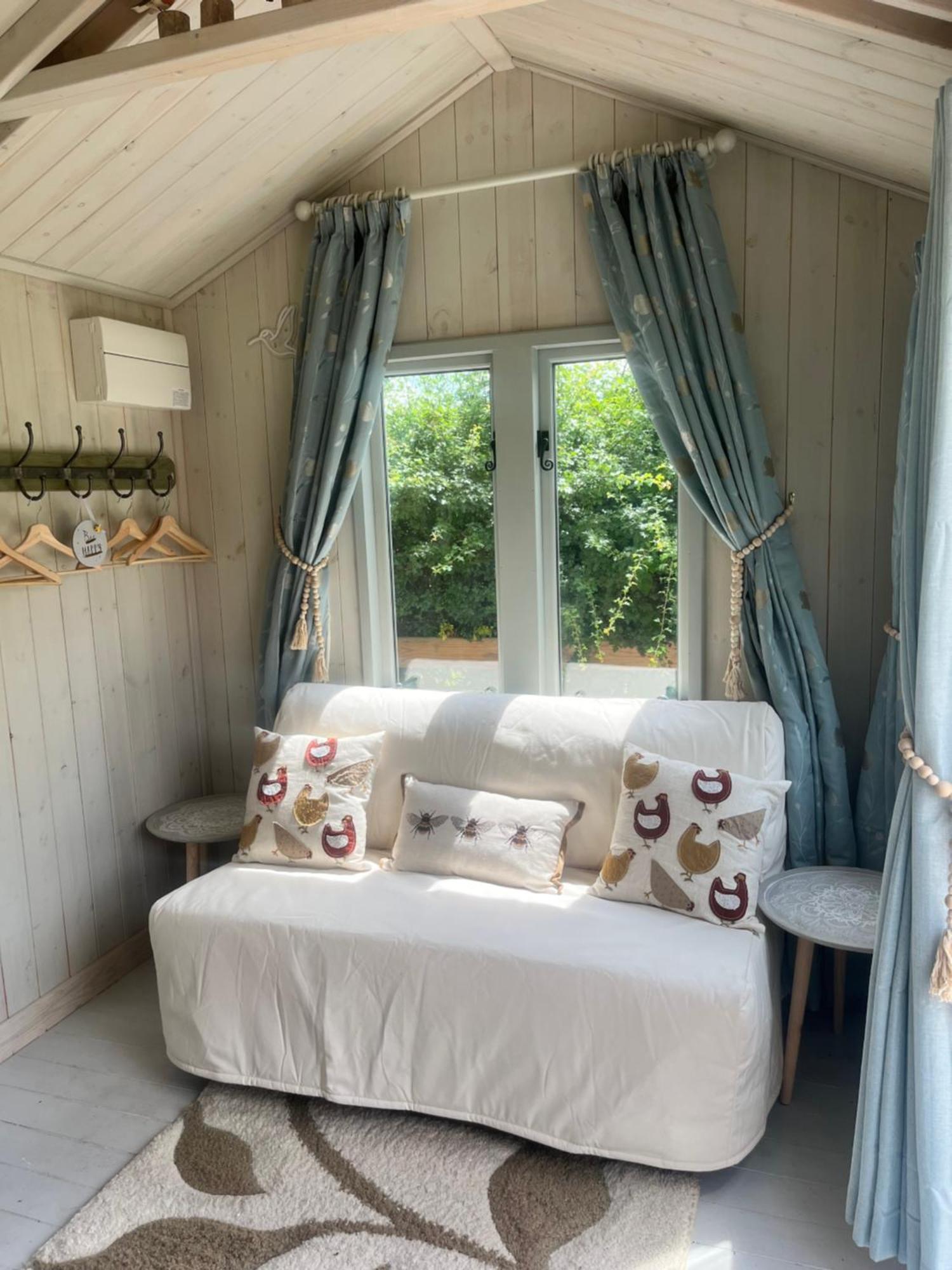 Birds And The Bees Summer House Endon Buitenkant foto