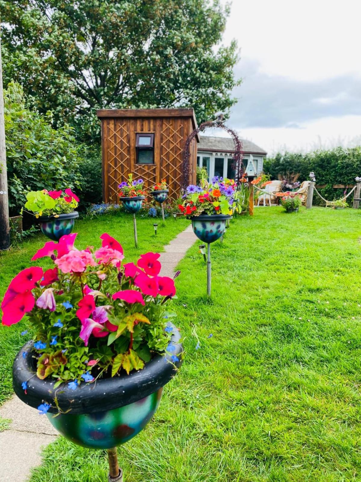 Birds And The Bees Summer House Endon Buitenkant foto