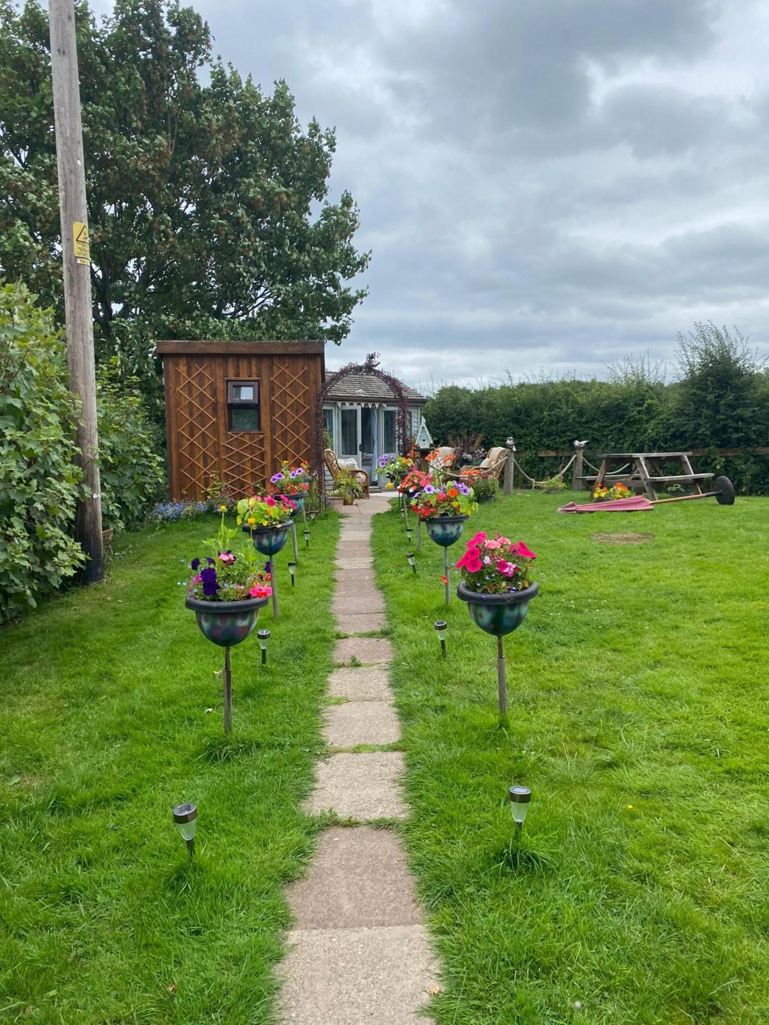 Birds And The Bees Summer House Endon Buitenkant foto